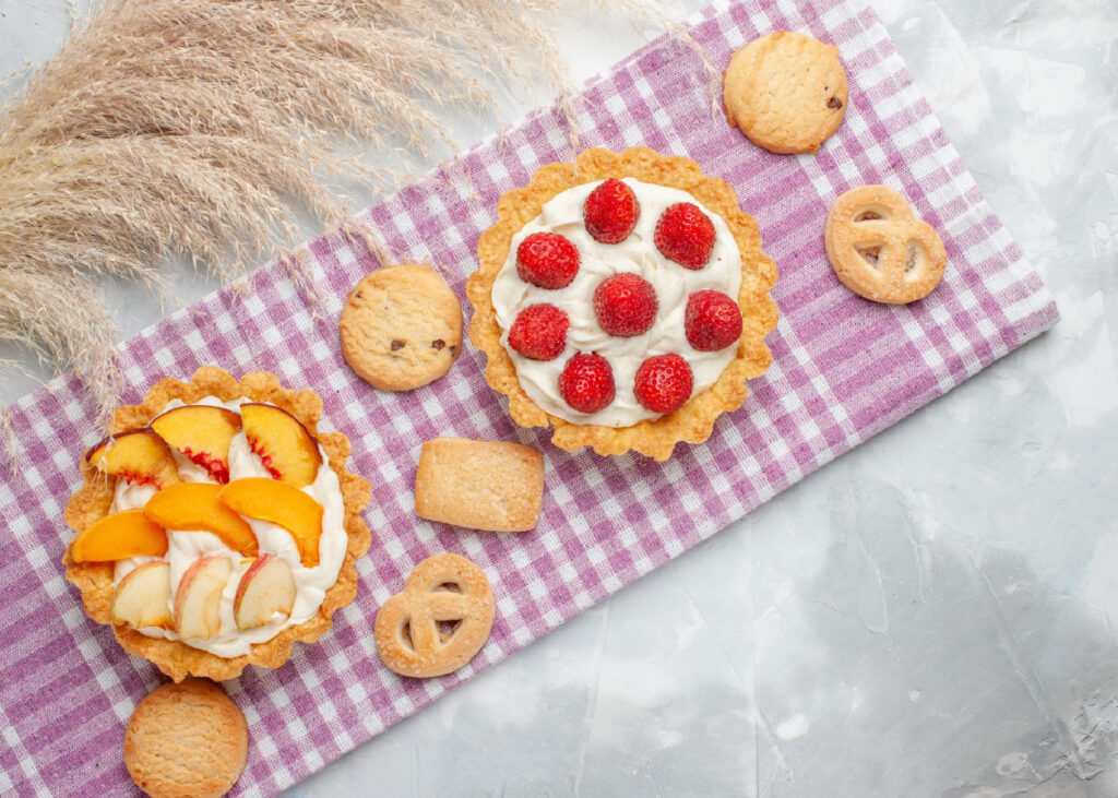 Tartaletas de galletas con crema pastelera y frutas
